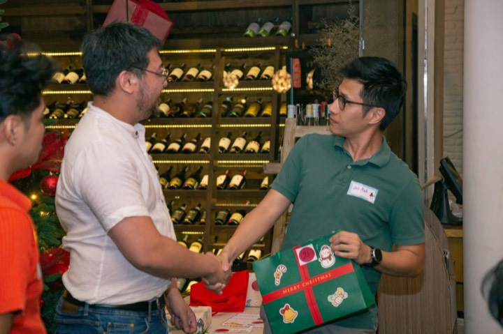 Trao quà tại Christmas Party 2024